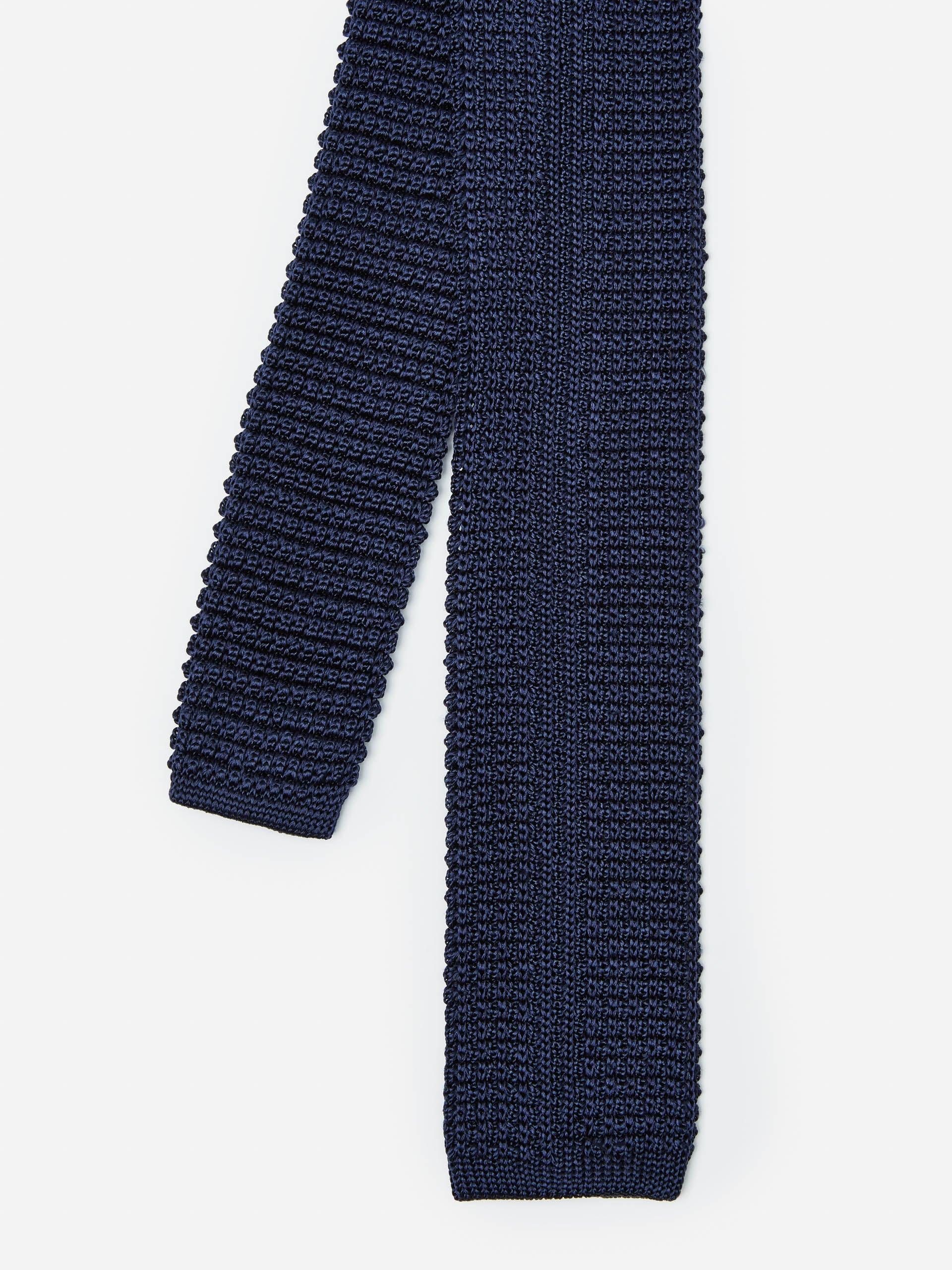 tie_silkknit_navy_005_707153ae-79bb-4297-94de-76145e5c26c4